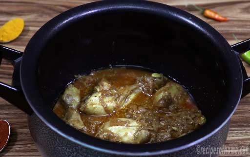 spread-partially-cooked-chicken-at-the-bottom-of-handi