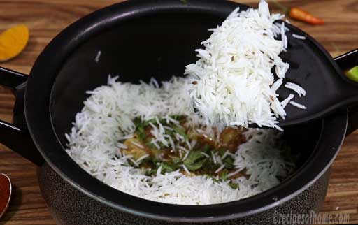add-first-layer-of-rice-over-chicken-gravy