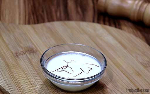 mix-kesar-milk-with-spoon