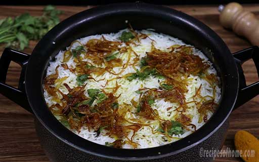 sprinkle-chopped-coriander-leaves-pudina-leaves-and-fried-onions
