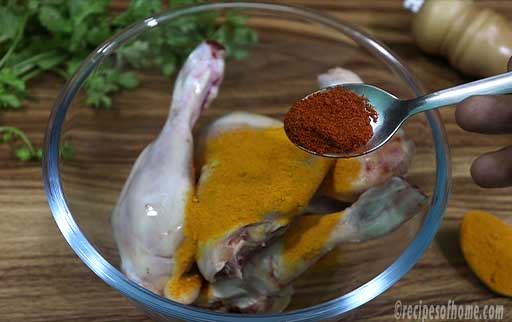mix-kashmiri-lal-mirch-turmeric-powder-with-chicken