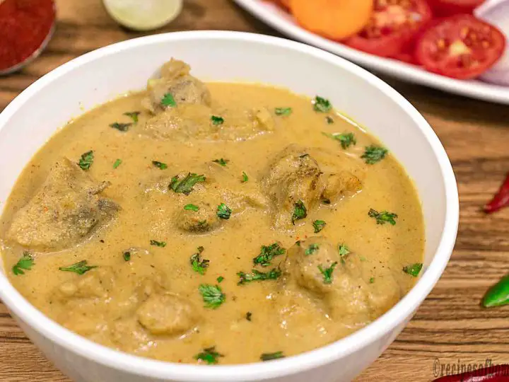 chicken-korma-recipe-in-white-bowl