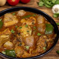 kadai-chicken-recipe-in-black-serving-bowl