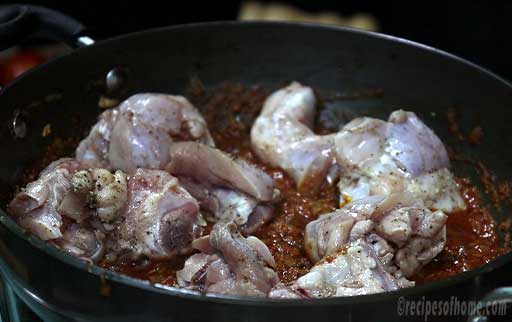 add-marinated-chicken-in-kadai
