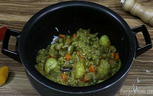 pour-veg-biryani-gravy-over-the-frist-layer-of-rice