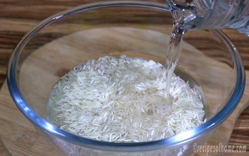 pour-water-in-rice-to-soak