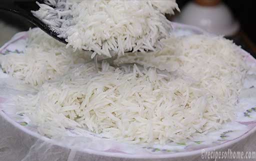 cool-the-boil-rice-in-plate