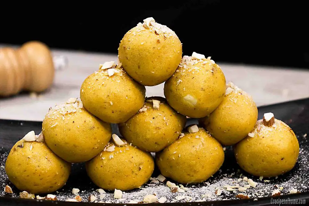 best-homemade-besan-ladoo-recipe-served-on-black-plate-with-sprinkle-chopped-dried-fruits