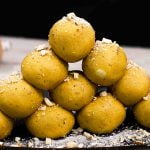 best-homemade-besan-ladoo-recipe-served-on-black-plate-with-sprinkle-chopped-dried-fruits
