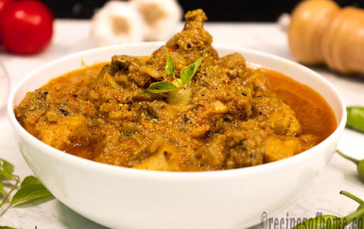 chettinad-chicken-curry-serving-on-white-bowl