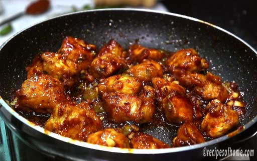 quickly-tossed-chicken-in-sauce-in-high-flame