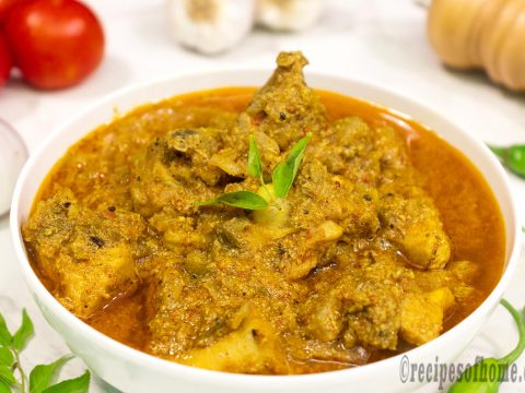 south-indian-chicken-chettinad-recipe-serve-on-white-serving-bowl-garnish-with-fresh-curry-leaves
