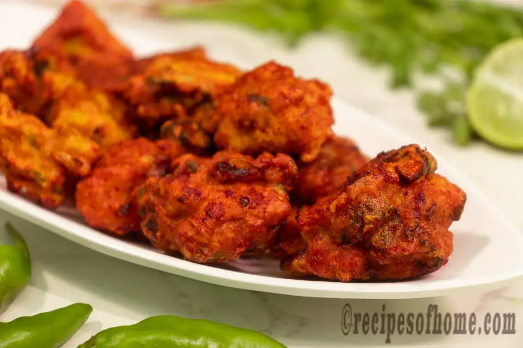 delicious-chicken-pakora-recipe-serve-with-chat-masala-and-lemon-from-top
