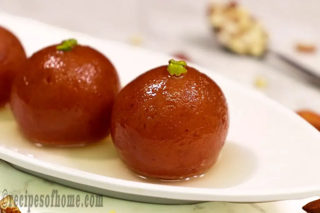 homemade-gulab-jamun-recipe-serve-on-white-plate