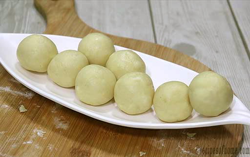 all-gulab-jamun-balls-placed-on-white-tray