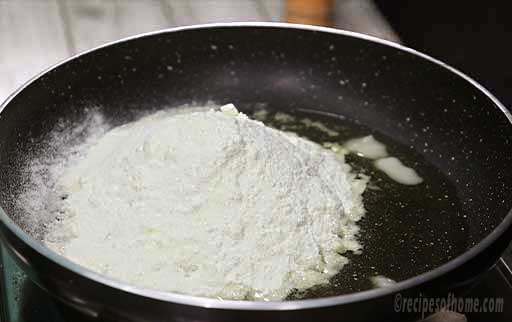 pour-milk-powder-in-pan