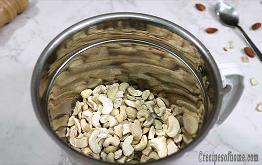 pour-split-cashew-in-grinder