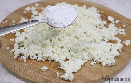 sprinkle-cornflour-or-maida