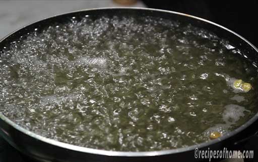 sugar-syrup-becomes-rolling-boil