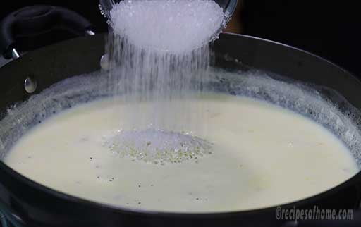 pour-sugar-in-milk