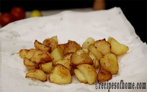 transfer fried potatoes in kitchen tissue