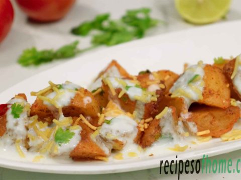 aloo chaat recipe garnish with curd sev and coriander leaves