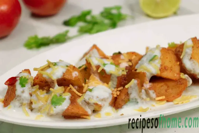 aloo chaat recipe garnish with curd sev and coriander leaves