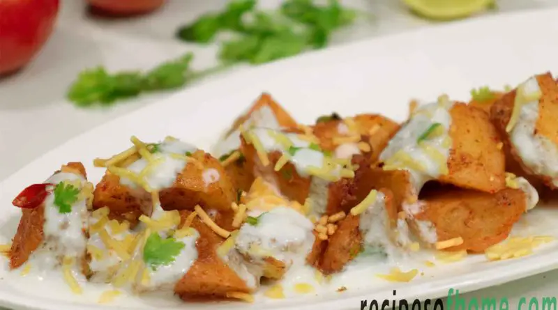 aloo chaat recipe garnish with curd sev and coriander leaves