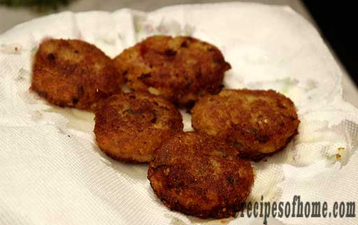 place fried aloo tikki on kitchen tissue