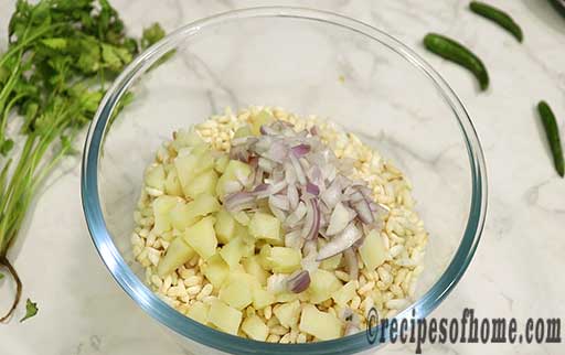 add puff rice,chopped potato,chopped onion in a mixing bowl