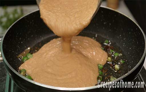 pour tomato onion puree