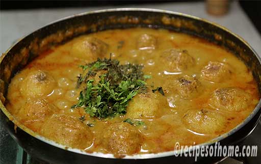 sprinkle chopped coriander leaves, kasuri methi on gravy