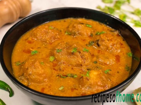 punjabi dum aloo recipe serving on black bowl