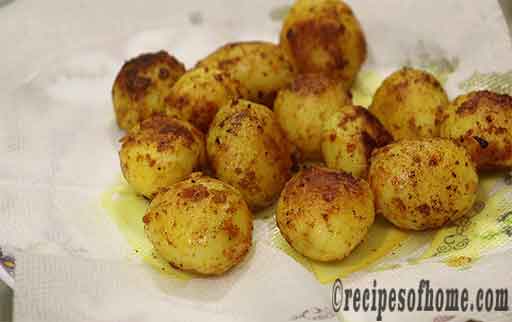 place fried potatoes on kitchen tissue