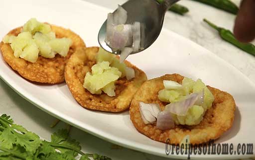 place padi on serving plate and add chooped onions,chopped potatoes on top of papdi