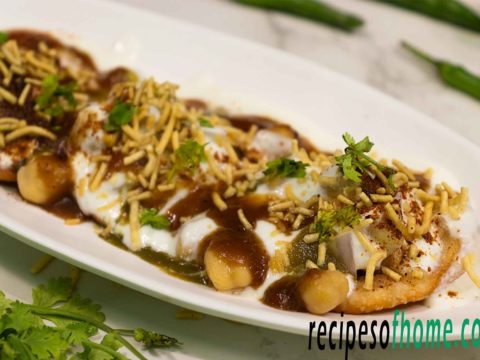 dahi papdi chaat recipe serving on white plate garnish with sev and chopped coriander leaves