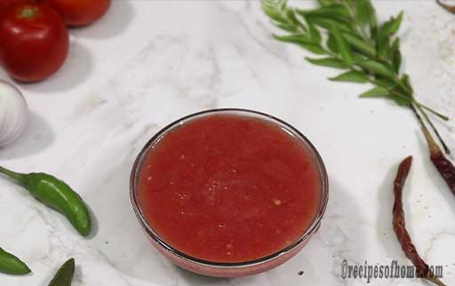 tomato puree on glass bowl