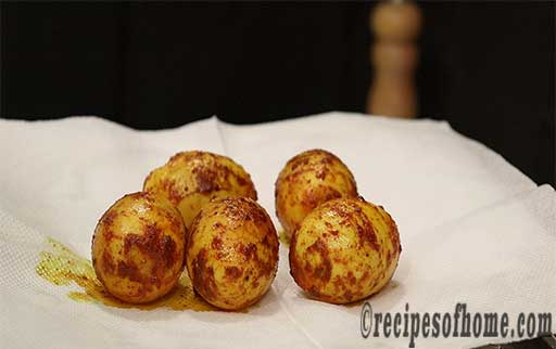 place fried eggs on kitchen tissue