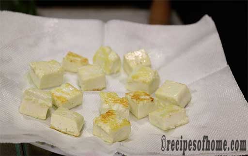 place fried paneer on kitchen tissue