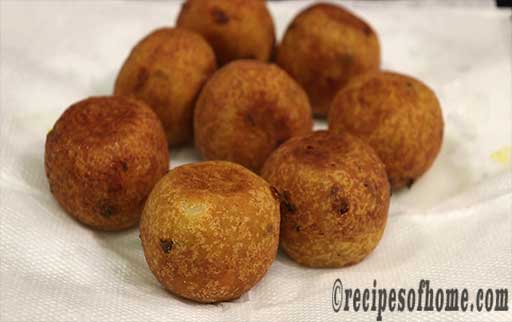 place fried kofta on kitchen tissue