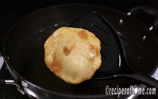 take the puri out from oil