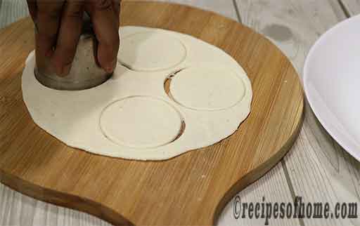 circular shape of puri dough