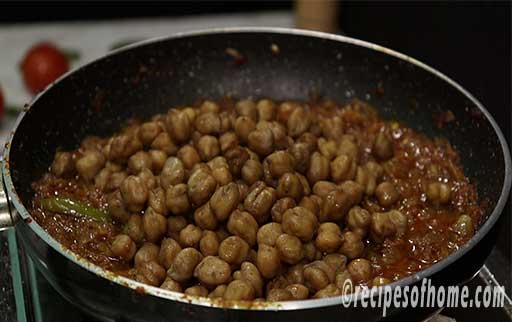 add boil chole in pan 