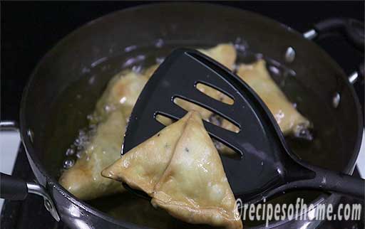 take out fried samosa from kadai