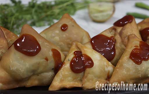 serve garam samosa with tomato chutney from top