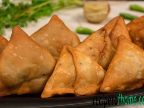 Crispy samosa serve hot on black plate