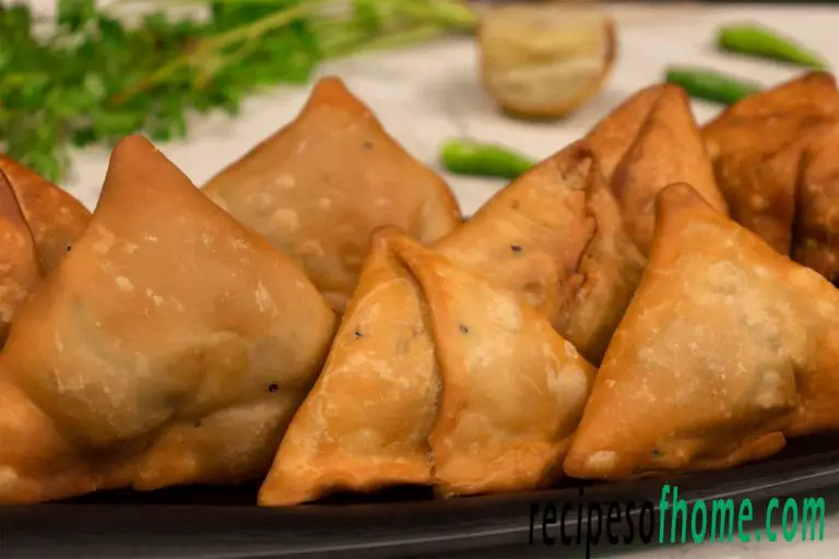 Crispy samosa serve hot on black plate