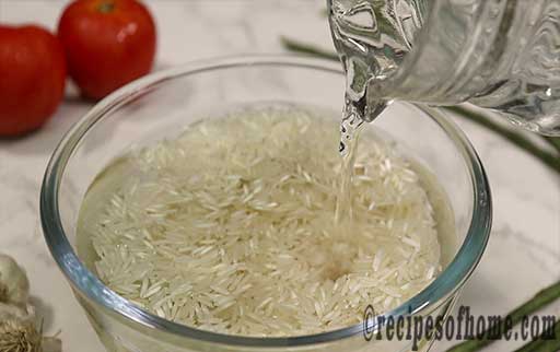 pour water to soak rice