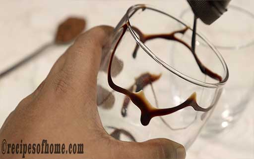 decorate glass with choclate syrup