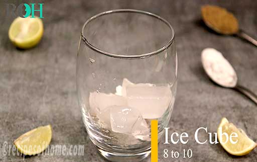 add ice cubes in glass